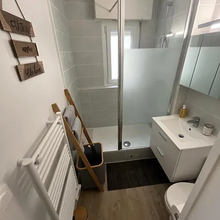 Appartement Moderne Wifi Fibre Et Parking Prive Gratuit Avec Balcon Et Ascenseur