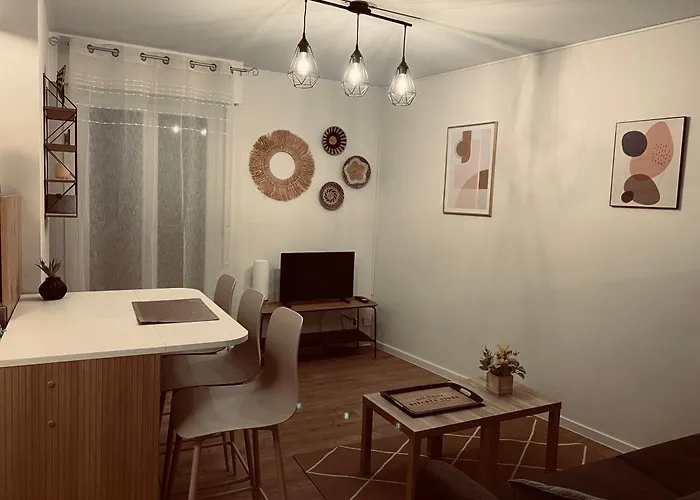 Moderne Wifi Fibre Et Parking Privé Gratuit Avec Balcon Et Ascenseur