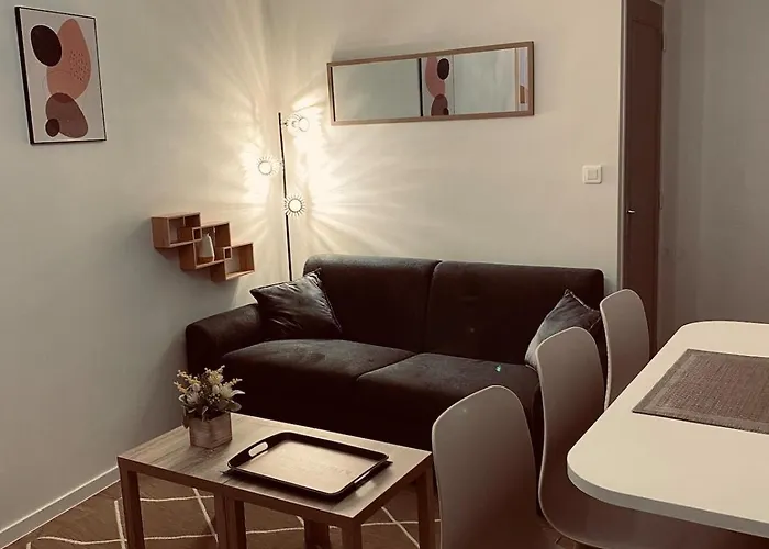 Moderne Wifi Fibre Et Parking Privé Gratuit Avec Balcon Et Ascenseur